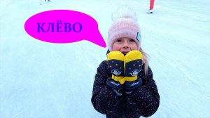 Вика учится кататься на коньках