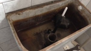Демонтаж старого унитаза.Dismantling of the old toilet bowl