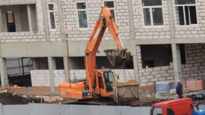 3 строительных техники - Экскаватор погрузчик подвозит, Автокран подает, Экскаватор высыпает.