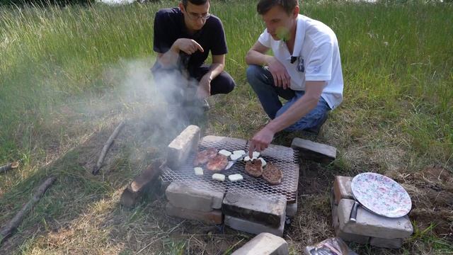 УЖИН НА ПРИРОДЕ \ ЖАРИМ СТЕЙКИ НА ОГНЕ \ ПОХОДНАЯ ЕДА \ ГОТОВИМ С ЛЕО