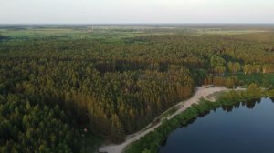 Вид с квадрокоптера на озеро Озерье в Рязанской области. июнь 2022.