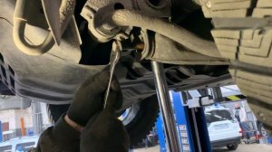 Смазка регулировочных болтов передних колёс на трёх-летнем Митсубиси Паджеро Спорт.