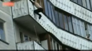 Человек упал с балкона