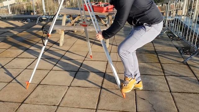 SETTING OUT - How to set up a Total Station. Step by step guide to set up your EDM and level it. смотреть онлайн