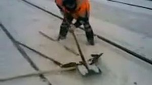 пьяный работник и лопаты