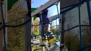 крутится на каруселях. Манюша экстрималка.