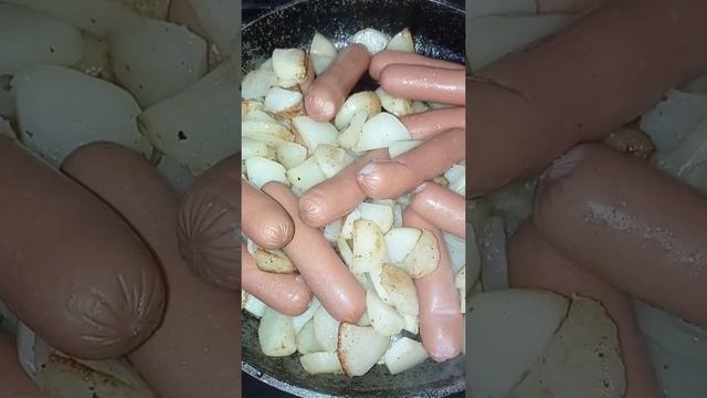 пробую ВСЁ/жареная картошка с сосисками