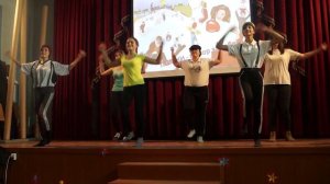 энергичный танец-зарядка на школьном вечере посвященный зож