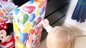 Какие подарки Саша нашла под елкой??? Только посмотри...