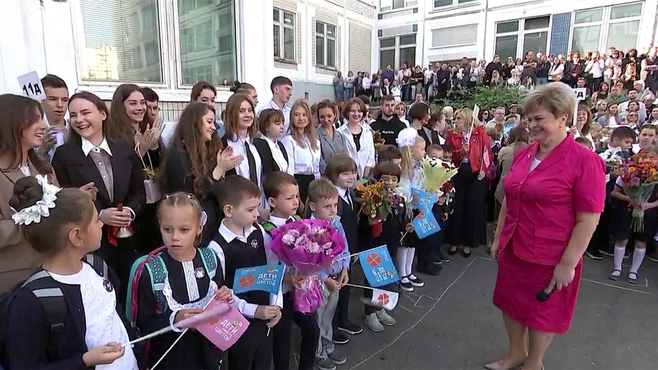В школах по всей России с самого утра в этот день, 1 сентября, праздничная атмосфера