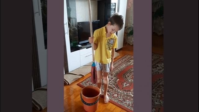МАЛЕНЬКИЕ ПОМОЩНИКИ. МОЮТ ПОЛЫ, ПРОТИРАЮТ ПЫЛЬ И.Т.Д.