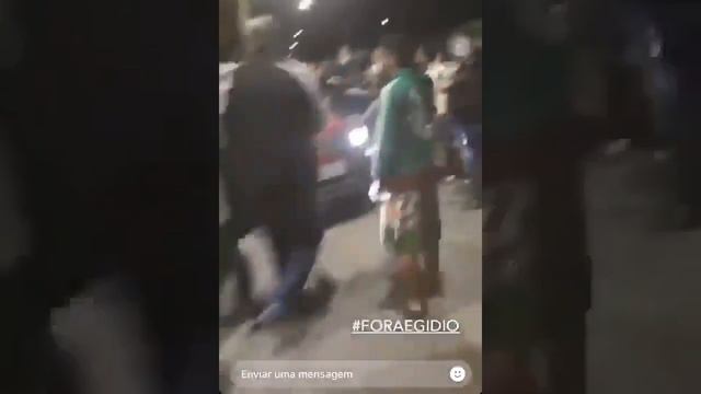 EGÍDIO É CERCADO POR TORCEDORES DO FLUMINENSE NA SAÍDA DO CENTRO DE TREINAMENTO | CORTES DO FLU