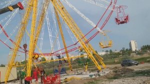 Идем монтаж кабинок на аттракционе " Колесо обозрения"на набережной Щелкино.