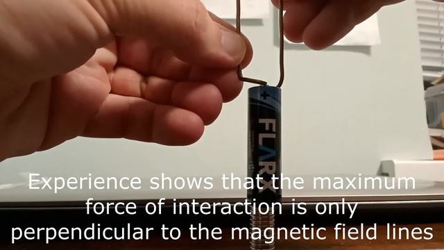 Взаимодействия магнитного поля и проволоки под напряжением, простейший электромагнитный двигатель смотреть онлайн