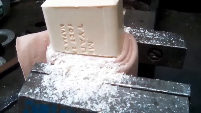 Как распилить разрезать расколоть разломить на два куска две части мыло смотреть онлайн