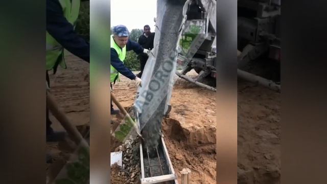 Заливка подпорных стенок для въезда через канаву. смотреть онлайн