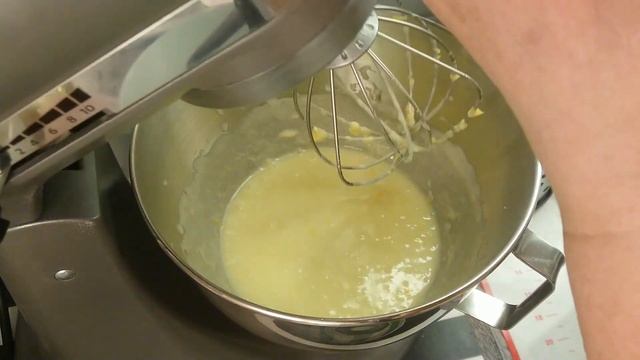 Нежные, влажные лимонные кексы на кефире. Рецепт идеального теста на сливочном и растительном масле смотреть онлайн