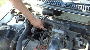 Замена шланга вакуумного усилителя тормозов на Mazda Demio