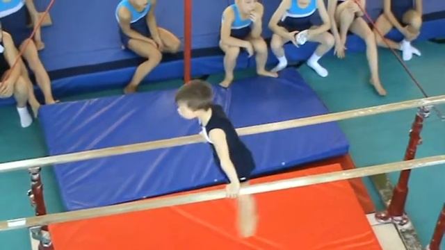 Гуревич Андрей 2005 ( 2 юн. разряд) упр. на брусьях. Школьные соревнования 12.04. 2014 смотреть онлайн