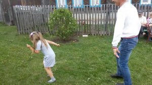 Дедушка отжигает с внучкой)))