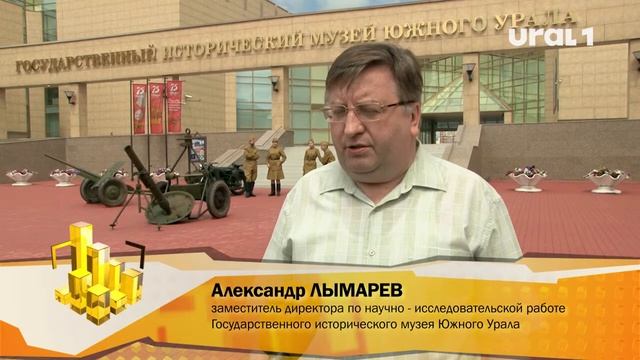 Красная площадь, военная техника и молодые люди в форме