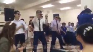 Петушиный танец на казахстанской свадьбе