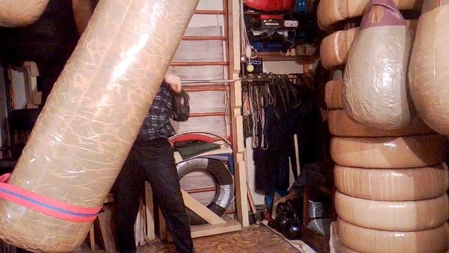 Макс Варвар. Финт рукой вверх, и прямой удар ногой в пах. Отработка на груше смотреть онлайн