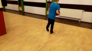 Прыжки на одной ноге.Детская разминка.Равновесие.