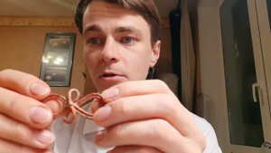 Оджан Наумкин показывает технологию скручивания шнуров и вензелей из Волшебных Даров Мировинга 2024.