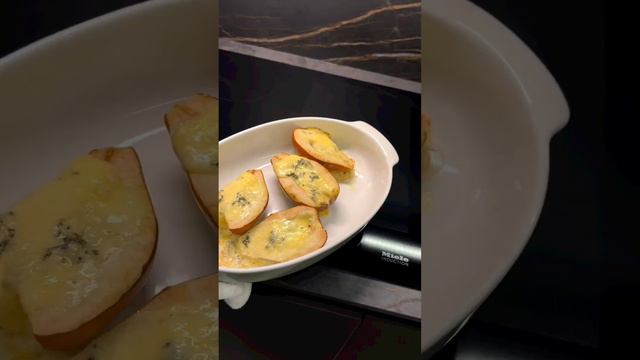 Baked pear with cheese