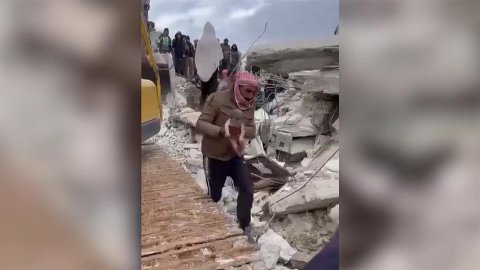 В сирийском Алеппо под завалами родился ребенок