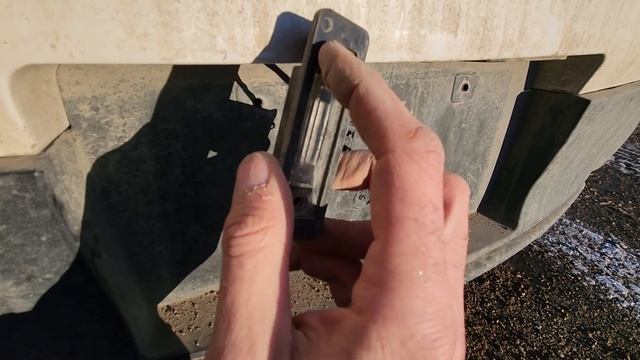 Ford Taurus - LICENSE PLATE LIGHT BULB REPLACEMENT / REMOVAL (2010 - 2019) смотреть онлайн