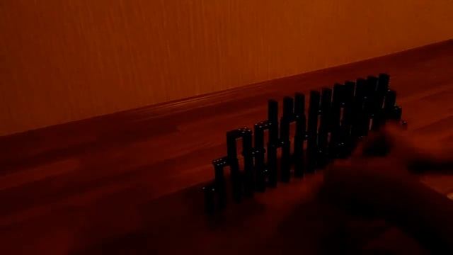 Постройка пирамиды из домино