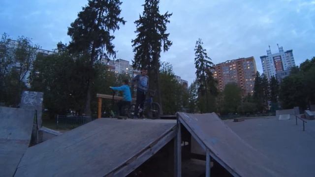 "первые шаги" - Саша и Артем, скейтпарк Юбилейного 20170528 смотреть онлайн