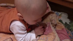 Москва. Ваня научился переворачиваться на живот.