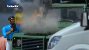 Пожарный внедорожник Bruder Land Rover Defender Station Wagon с фигуркой