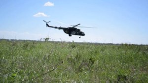 Вертолёт Ми-8 полёт на низкой высоте