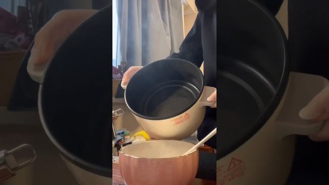 ???Девушка с юга Китая делает традиционное пирожное Bozaigao 钵仔糕