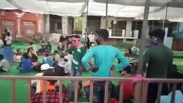 Covid -19 Food distribution among migrant workers at Varanasi Cantt Railway Station. смотреть онлайн