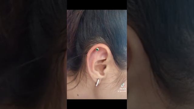 Piercing of the upper ear cartilage (helix). Прокалывание верхнего хряща уха (хеликс).