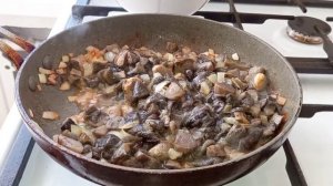 Курица + замороженные грибы + сливки.  Вкусный и сытный ужин для всей семьи.