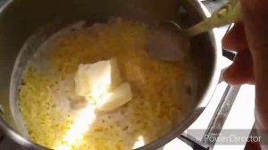 Молочная каша из кукурузных хлопьев .