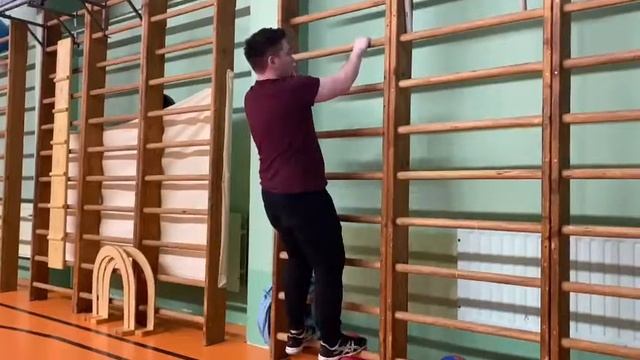 Переползание на четвереньках по гимнастической скамейке. Лазание вверх и вниз по гимнаст. стенке смотреть онлайн