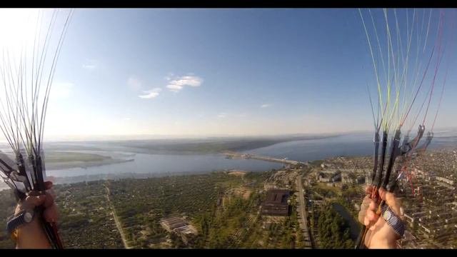 Полет над городом на параплане