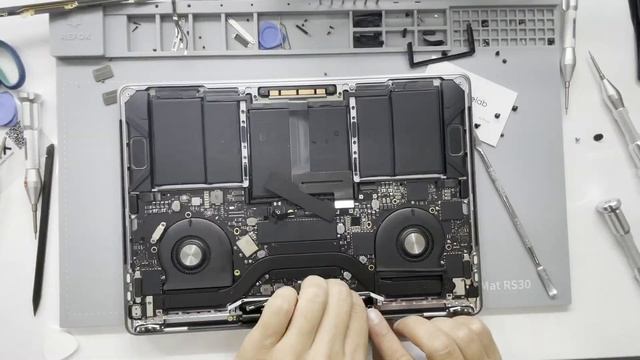 MacBook Pro A1989 ekranının dəyişdirilməsi.