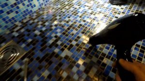 Реставрация душевого поддона из стеклянной мозаики.