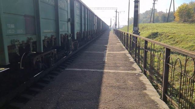 БКГ2-012 с грузовым поездом пролетает о.п. Железнодорожный. смотреть онлайн