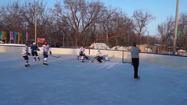 Хоккей. Илья Гребенюк из Благовещенского района забрасывает шайбу в ворота Крутихинского смотреть онлайн