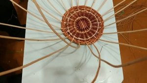 Конфетница из лозы с ажуром