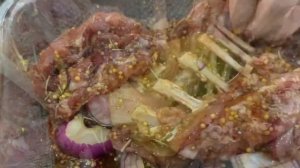 Каре ягненка с карамелизированным луком и кунжутом. Нежнейшее мясо для гурманов.